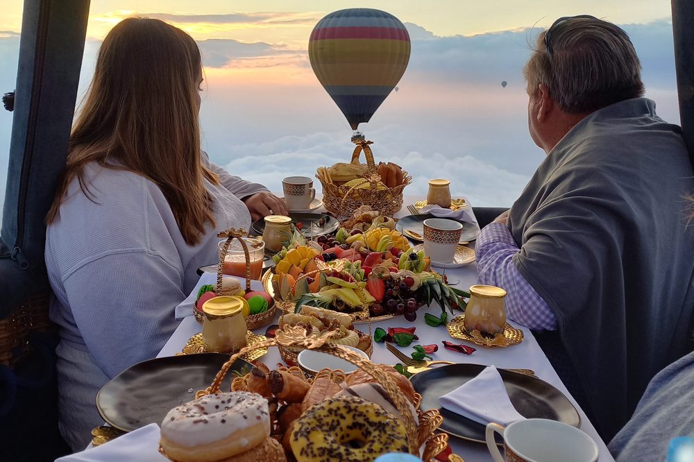Gastronomisch ontbijt uitgestald in de mand, boven de wolken