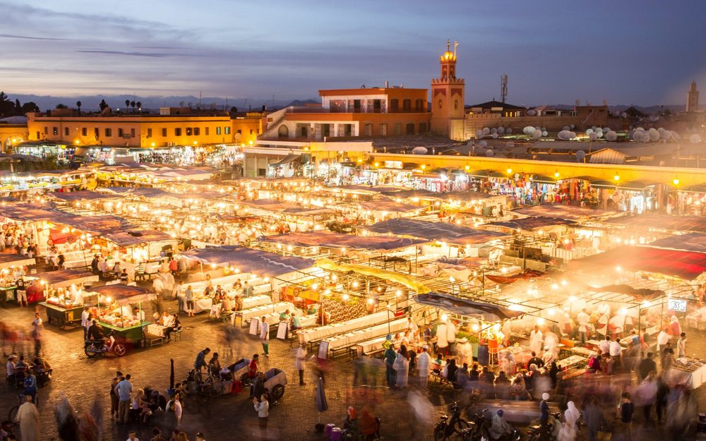 Verlichte eetkraampjes op het Jemaa el-Fna-plein in Marrakech bij schemering