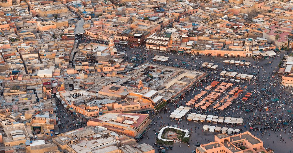 Luftaufnahme des Platzes Jemaa el-Fna und der Dächer der Medina von Marrakesch