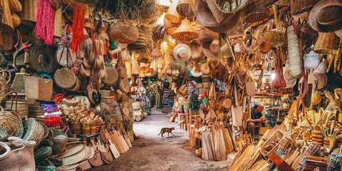 Souk-Gasse mit geflochtenen Körben, Strohhüten und Taschen an den Ständen